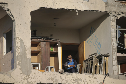 Un palestino cocina en su apartamento destruido en el campo de refugiados Al Nusairat, este miércoles en la Franja de Gaza.