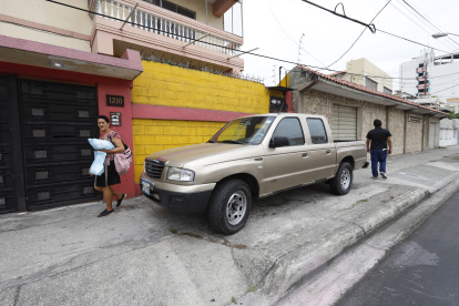 Vehículo ocupa espacio para el peatón en Tulcan y Cleente Ballen.
