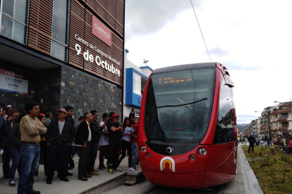 La unidad tranviaria logró frenar evitando impactarse con el automotor.