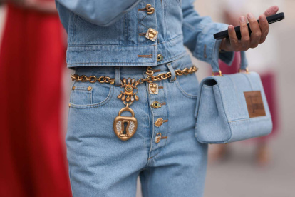 Utiliza los que vienen con adornos para elevar tu look básico.