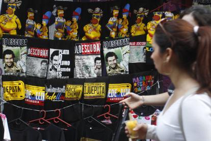 Ccamisetas con imágenes del narcotraficante colombiano Pablo Escobar, el 28 de noviembre de 2023, en Medellín (Colombia)