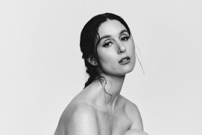 Francisca Valenzuela  profundiza sobre su último disco, Adentro. Comparte su opinión sobre el rol femenino en la industria musical.