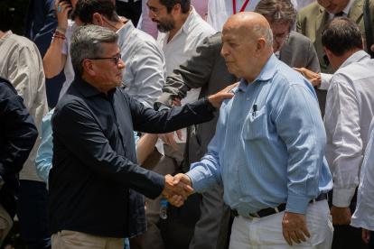 Bogotá. El jefe de la delegación del ELN, Pablo Beltrán (i), y el jefe de la delegación del Gobierno, Otty Patiño