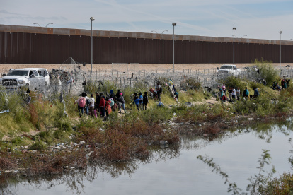 Migrantes pernoctan en las cercanías de la frontera con Estados Unidos este jueves 30 de noviembre de 2023 en Ciudad Juárez, en el estado de Chihuahua (México).