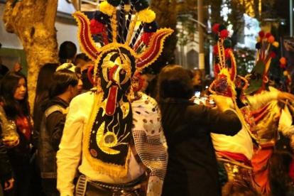 Desfile Mascarada Nocturna en la Av. Amazonas.