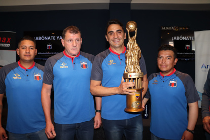 El argentino Martín Mandra posa con su cuerpo técnico y uno de los títulos que ganó con los chullas