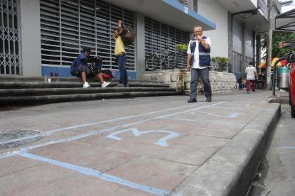 Comercio. Sobre las aceras de la Bahía ya están marcados los puestos.