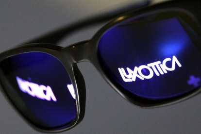 El nombre de Luxottica se refleja en un par de gafas de sol