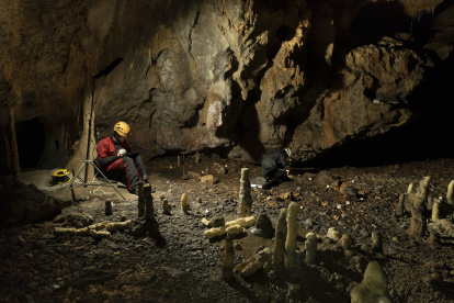 Los miembros del equipo de investigación de La Garma, Carlos García-Noriega y Rodrigo Portero, tomando notas en el yacimiento cántabro donde han descubierto una de las viviendas paleolíticas mejor conservadas del mundo.