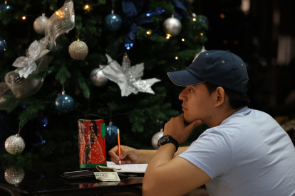 Los ecuatorianos piensan en que gastar este sueldo adicional.