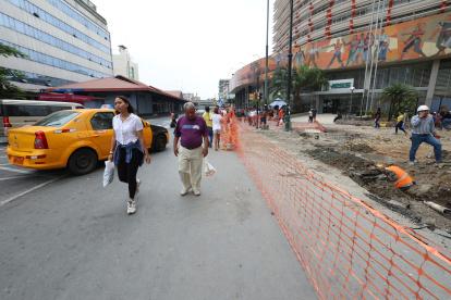 Transeúntes. Los peatones deben caminar casi en media calle y sortear vehículos, debido al cierre de un tramo de Noguchi y avenida Olmedo ante la falta de señaléticas y conos.