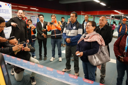 Los primeros usuarios en llegar al Metro de Quito.