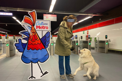 La mujer paseó con su fiel amigo por una de las estaciones del Metro de Quito.