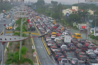 La congestión vehicular se extendió en cinco kilómetros sobre la avenida Samborondón.