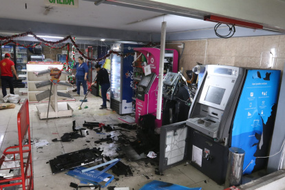 Antisociales se llevaron la plata de cajeros.