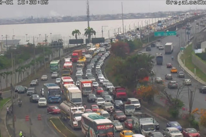 El congestionamiento vehicular sobre el Puente de la Unidad Nacional se mantiene la mañana de este viernes 1 de diciembre.