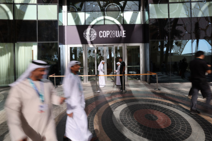 El sultan Ahmed Al Jaber (I), presidente designado de la COP28, llega AL lugar antes de la ceremonia de apertura de la Conferencia COP28 en Dubái.