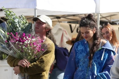 Rosalía y Jeremy Allen White vistos caminando juntos en Los Ángeles