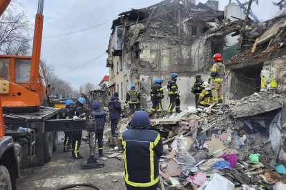Donetsk. Rescatistas revisan un edificio afectado por los bombardeos.