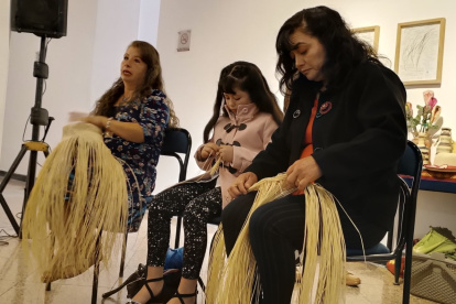 Damarys Mendoza (centro), es una pequeña niña que dice sentirse orgullosa de su madre por el trabajo que realizaron al elaborar este sombrero "tan grande".