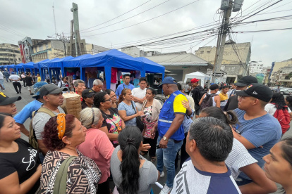 1. Espacios. Cientos de comerciales informales reclamaban por no tener un espacio para poder vender sus productos