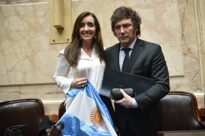 El presidente electo Javier Milei junto a su fórmula vicepresidencial Victoria Villarruel, este 29 de noviembre de 2023, luego de que la Asamblea Legislativa de Argentina proclamara su victoria este en Buenos Aires (Argentina).