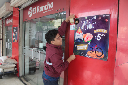 El Rancho. Un trabajador pone un cartel que informa sobre las opciones que hay para separar ingredientes para la cena.