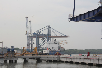 Puerto. Expertos consideran que la creación del Quinto Puente, para agilitar el traslado hasta el puerto de Guayaquil, debe ser a través de APP.