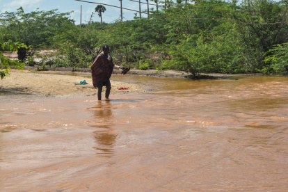 Una persona transita por un sector inundado en una población de Kenia.