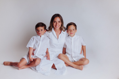 María del Carmen González con sus dos hijos.