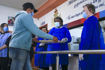 La representante de Estados Unidos ante la ONU, Linda Thomas-Greenfield, participa en la entrega de alimentos durante su visita al albergue San Juan de Dios.