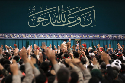 Eel líder supremo iraní muestra al líder supremo iraní, el ayatolá Ali Jamenei (C), saludando a la multitud durante una reunión con miembros de las fuerzas paramilitares iraníes (Basij) en Teherán, Irán, el 29 de noviembre de 2023