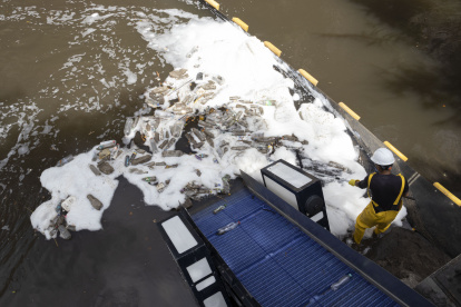 El proyecto Azure consiste en la retención y recolección de plásticos de un solo uso de los cuerpos de ríos.