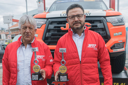 Jhon Zabaleta (i) y Adrián Castillo (d) con el trofeo de campeones de la prueba de rally.