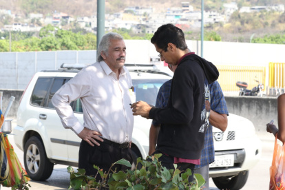 Familiares del docente asesinado acudieron a la morgue.