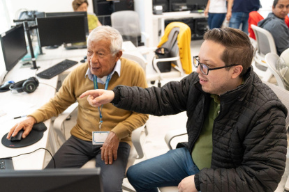 La empresa busca capacitar a personas de la tercera edad de manera gratuita.