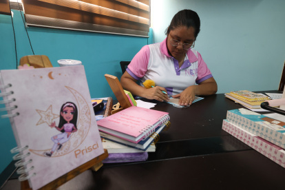Andrea Rodríguez, emprendedora que manufactura agenda de periodistas.