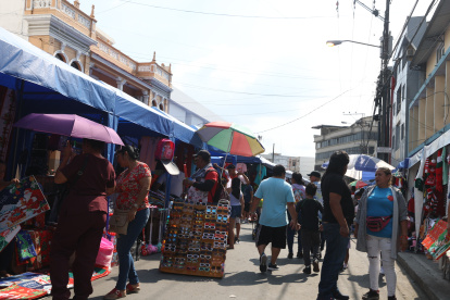 Comercio. Los vendedores informales se mezclaban entre los clientes.