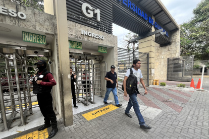 Control. El ingreso a la Universidad de Guayaquil es por medio de torniquete de lector de credenciales.