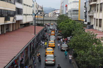 1. Referencial. Esta situación les genera preocupación entre los presidentes de las asociaciones de comerciantes de la Bahía (foto). 2. Hecho. Justicia y Vigtilancia dio a conocer que, tras un operativo, en las calles Huayna Cápac y Ayacucho, halló y decomisó fuegos artificiales que se vendían clandestinamente.