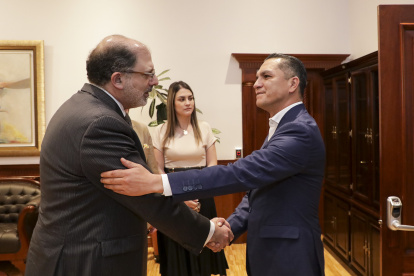 Amigos. Henry Kronfle, enemigo jurado de la impunidad (así dice), recibe con solemnidad en su despacho al principal de sus agentes: Wilman Terán.