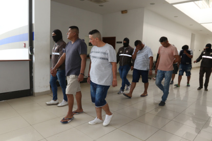 Proceso. Luego de la llegada de los detenidos a la sede de la Policía Judicial, se ofreció una rueda de prensa.