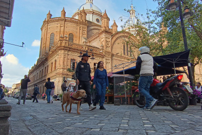 El centro de la ciudad de Cuenca es un lugar muy visitado por turistas extranjeros y nacionales.