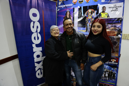 Bertha Nolivos (i), su hijo Óscar Arauz (c) y su nieta Micaela Sotomayor disfrutaron del torneo.