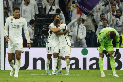 MADRID, 02/12/2023.- El delantero brasileño del Real Madrid Rodrygo Goes (ci) celebra su gol (segundo de su equipo) durante el partido de LaLiga de fútbol equivalente a la jornada 15 de LaLiga que Real Madrid y Granada CF disputan este sábado en el estadio Santiago Bernabéu. EFE/ Mariscal