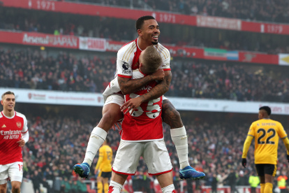 London (United Kingdom), 02/12/2023.- Arsenal"s Gabriel Fernando de Jesus (up) and Oleksandr Zinchenko (down), who delivered the goal passing shot, celebrate after Arsenal"s Martin Odegaard (not pictured) scored for the 2-0 lead during the English Premier League soccer match between Arsenal FC and Wolverhampton Wolves, in London, Britain, 02 December 2023. (Reino Unido, Londres) EFE/EPA/ANDY RAIN EDITORIAL USE ONLY. No use with unauthorized audio, video, data, fixture lists, club/league logos, "live" services or NFTs. Online in-match use limited to 120 images, no video emulation. No use in betting, games or single club/league/player publications.