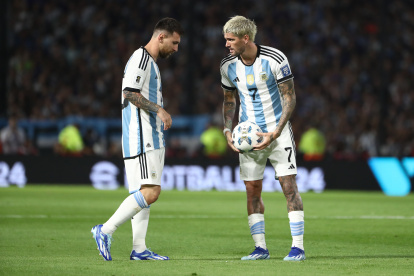 AMDEP3098. BUENOS AIRES (ARGENTINA), 16/11/2023.- Lionel Messi (i) y Rodrigo de Paul de Argentina hoy, en un partido de las Eliminatorias Sudamericanas para la Copa Mundial de Fútbol 2026 entre Argentina y Uruguay en el estadio La Bombo en Buenos Aires (Argentina). EFE/ Luciano González