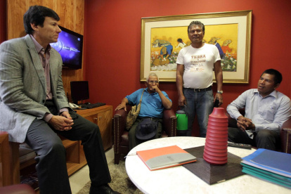 Fotografía de archivo fechada el 20 de mayo de 2014 que muestra al diputado Walter Harms (i) mientras habla con un grupo de indígenas en Asunción.