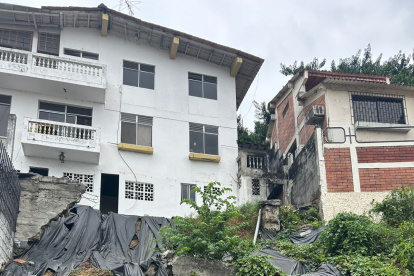 Evidencia. La tolda negra colocada por los vecinos luce en mal estado.