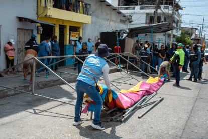 Los juegos ocupaban no solo las aceras, sino también parte de la vía, lo que impedía el paso de las personas.